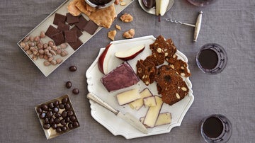 Chocolate, queso y vino: una trilogía defendible.