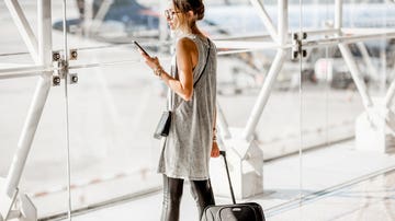 Mujer en aeropuerto