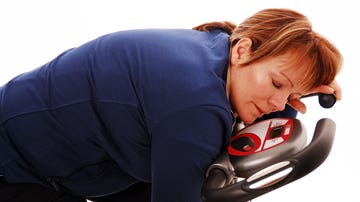 Mujer agotada en el gym