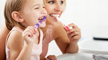 Niña lavándose los dientes
