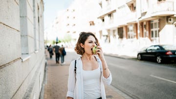 Mujer comiendo fruta