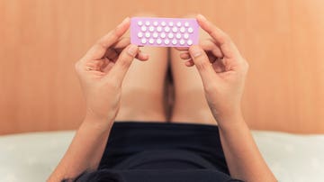 Mujer con píldora