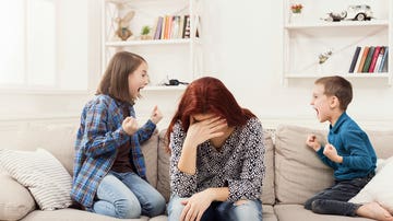 Niños gritando y madre cansada