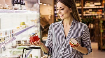 Mujer haciendo la compra