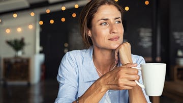 Mujer en cafetería