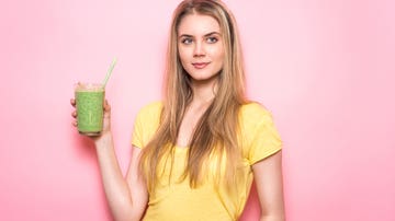 Chica tomando batido