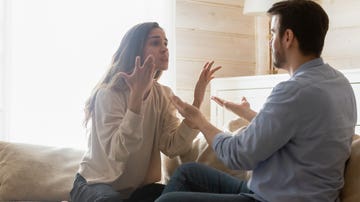 Pareja discutiendo