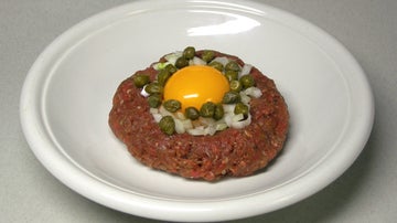 También se puede coronar el steak tartar con una yema de huevo.