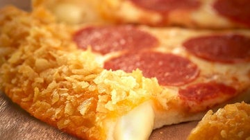 La pizza con patatas fritas de bolsa en el borde, ¿el invento del año?