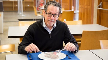 Ronald Evans, director de la investigación, con una "comida imaginaria".