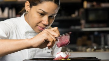 María Marte dando forma a la flor de Hibiscus.
