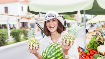 Comprar frutas en el supermercado