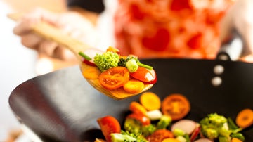 Verduras crudas, al horno, salteadas… ¿Qué preparación te aporta más nutrientes?