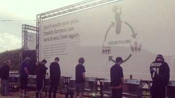 Los asistentes a Roskilde, haciendo cerveza.