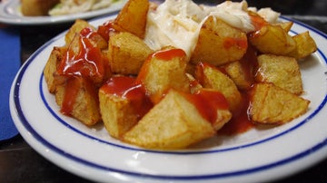 Un plato de patatas bravas