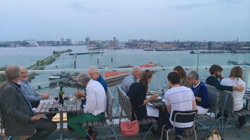 Ámsterdam tiene rincones curiosos, como un restaurante en una plataforma petrolífera.