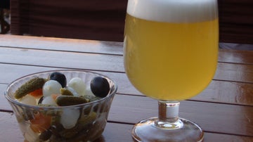 Lo que vienen siendo una cañita y una tapa, all together.