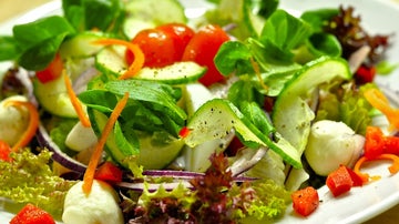 Una ensalada veraniega puede ayudar contra la retención.