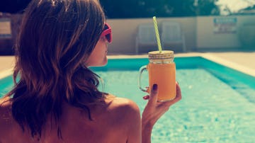 Mujer en piscina