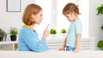 Madre riñe a niño