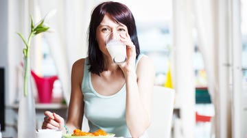 Mujer tomando vaso de leche