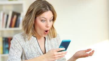 Mujer sorprendida con mensaje