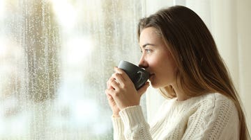 Mujer tomando café