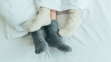 Con calcetines en la cama