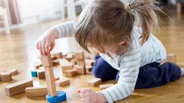 Niña jugando