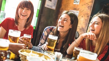 Amigas en un bar
