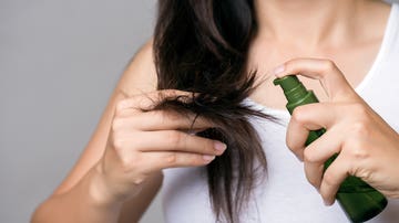 Aplicando aceite en el pelo