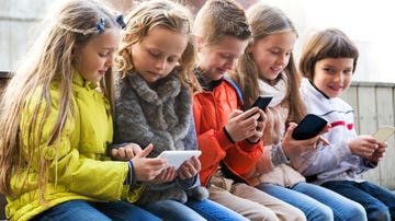 Niños con móviles