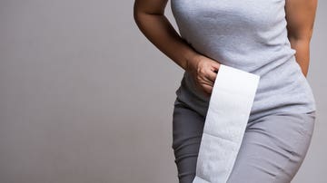 Mujer con papel higiénico