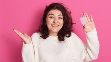 Chica con copa menstrual