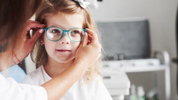 Niña con gafas