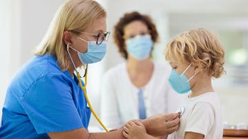 Niño en médico