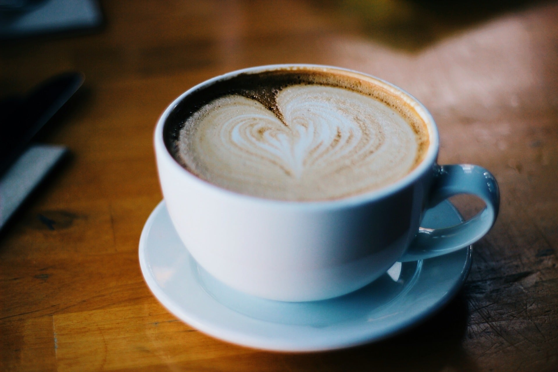 El truco para que salga más espuma en el café de casa