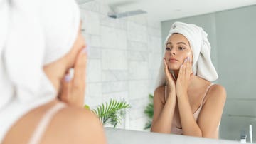 Poniéndose crema