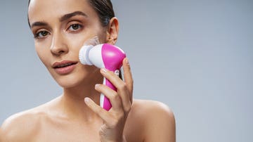 Utilizando cepillo facial